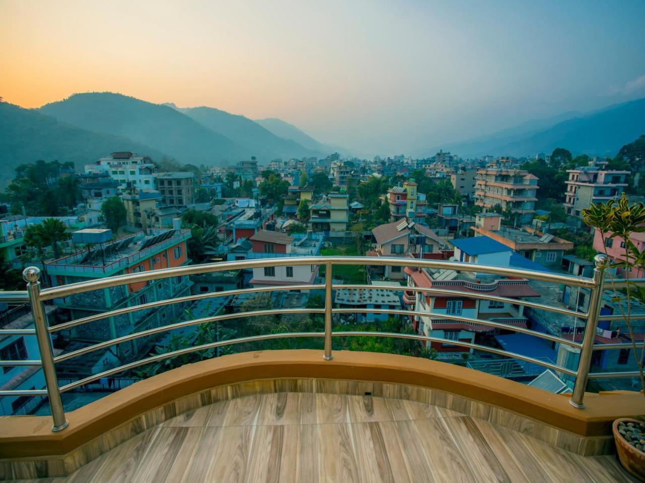 Oyo 253 Hotel Pinnacle Pokhara Bagian luar foto