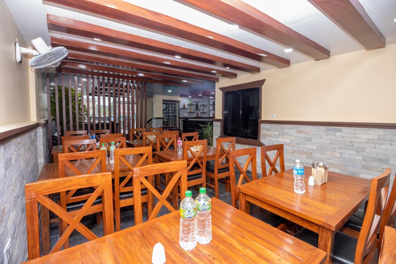 Oyo 253 Hotel Pinnacle Pokhara Bagian luar foto